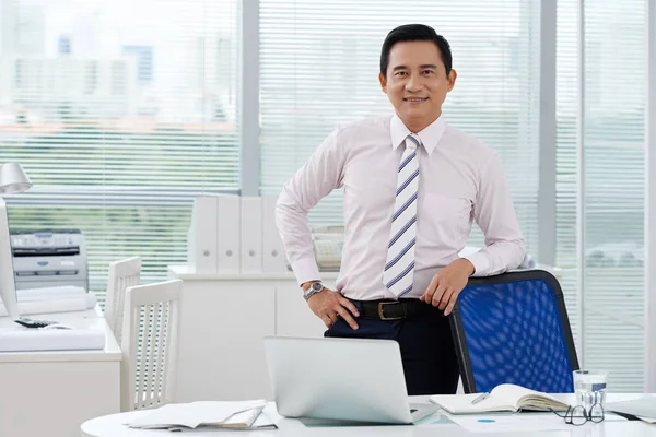 Asiatischer Geschäftsmann Lächelt Und Schaut Die Kamera Büro — Stockfoto
