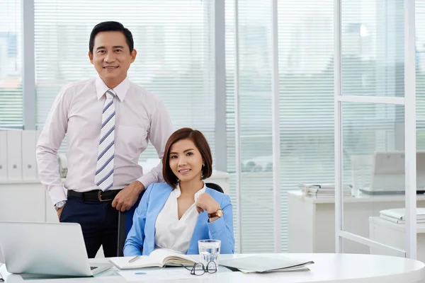 Portret Azjatycki Biznes Sukces Zespołu Dwóch Uśmiechający Się Patrząc Kamery — Zdjęcie stockowe