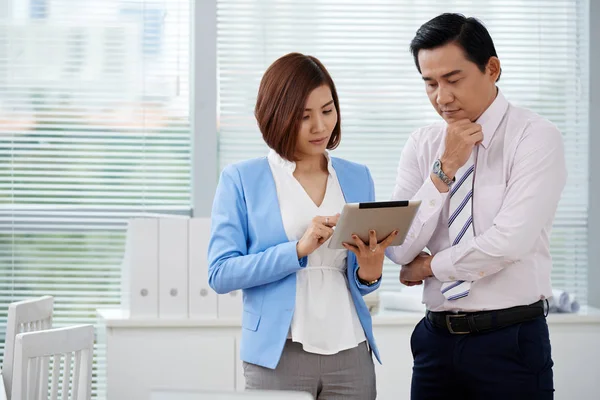 Pensivos Empresários Vietnamitas Analisando Informações Computador Tablet — Fotografia de Stock