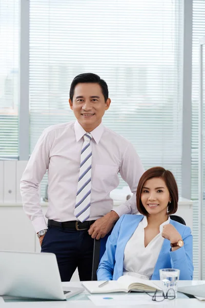 Smiling Vietnamese Businessman Business Lady Looking Camera — Stock Photo, Image