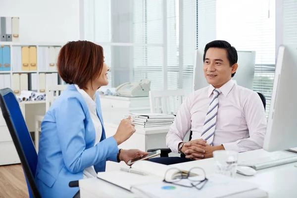 Felices Compañeros Vietnamitas Discutiendo Exitoso Proyecto Reunión — Foto de Stock