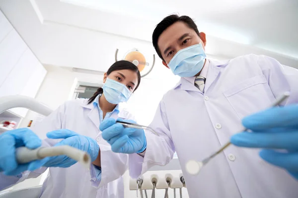 Asiatico Dentista Infermiera Esaminando Denti Del Paziente Vista Dalla Bocca — Foto Stock