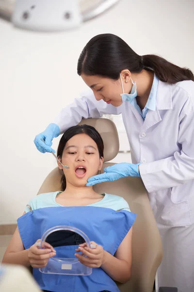 Meisje Openen Van Mond Zodat Tandarts Haar Tanden Kon Onderzoeken — Stockfoto