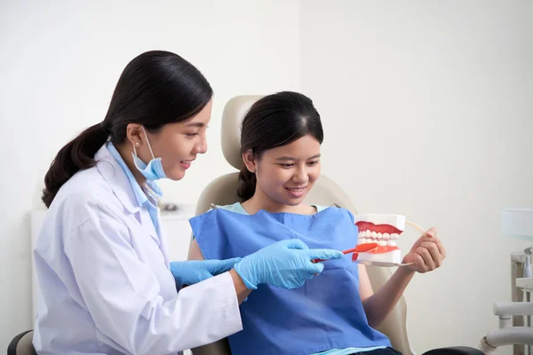 Вьетнамская Стоматолог Объясняет Девочке Подростку Чистить Зубы — стоковое фото