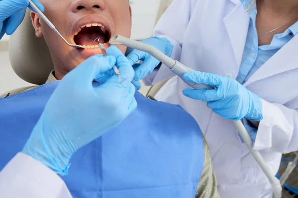 Asiatique Jeune Homme Ouvrant Bouche Largement Lors Examen Des Dents — Photo