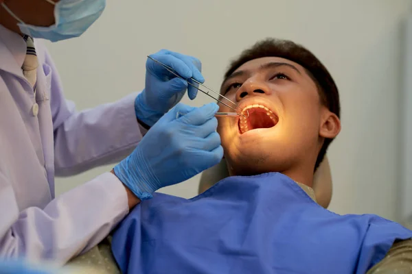Paciente Joven Que Visita Dentista Para Someterse Examen Dental Anual —  Fotos de Stock
