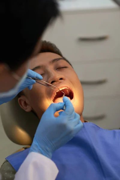 Jovem Abrindo Boca Para Que Médico Possa Examinar Todos Dentes — Fotografia de Stock