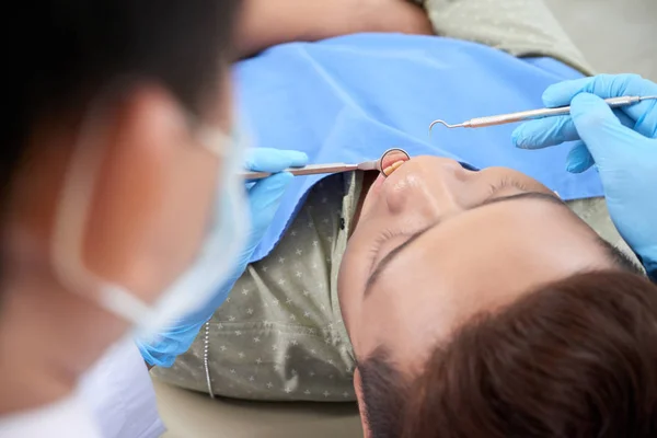 Närbild Tandläkaren Undersöker Tänderna Med Dental Explorer Och Mun Spegel — Stockfoto
