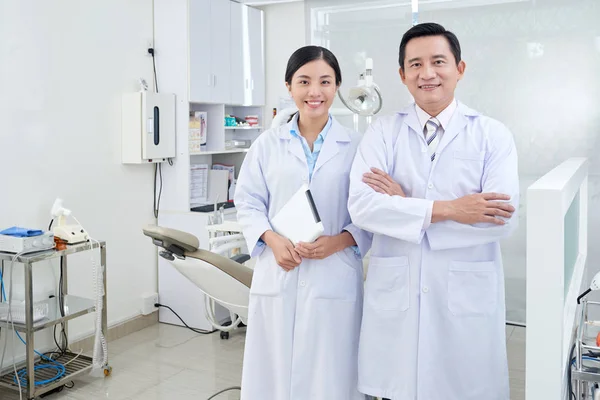 Πορτρέτο Του Χαμογελώντας Βιετναμέζικα Οδοντίατρος Και Νοσοκόμα Που Βλέπουν Φωτογραφικών — Φωτογραφία Αρχείου
