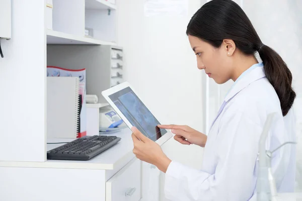 Vietnamita Dentista Femminile Guardando Raggi Sullo Schermo Del Computer Tablet — Foto Stock