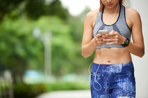 Immagine Ritagliata Donna Forma Applicazione Controllo Nel Suo Smartphone — Foto Stock