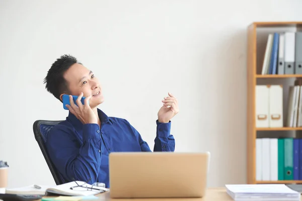 Sorrindo Asiático Empresário Chamando Telefone Para Seu Colega Trabalho — Fotografia de Stock