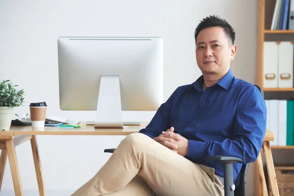 Porträt Eines Selbstbewussten Singaporeanischen Geschäftsmannes Der Seinem Büro Auf Einem — Stockfoto