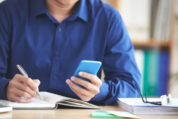 Hände Des Geschäftsmannes Lesen Etwas Auf Dem Smartphone Und Machen — Stockfoto