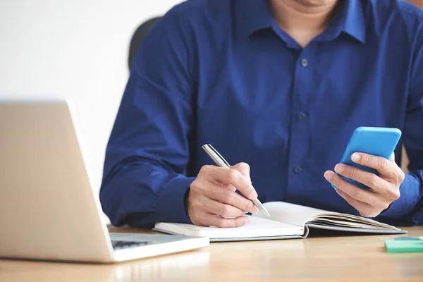 Abgeschnittenes Bild Eines Geschäftsführers Der Notizen Notizbuch Schreibt Und Das — Stockfoto