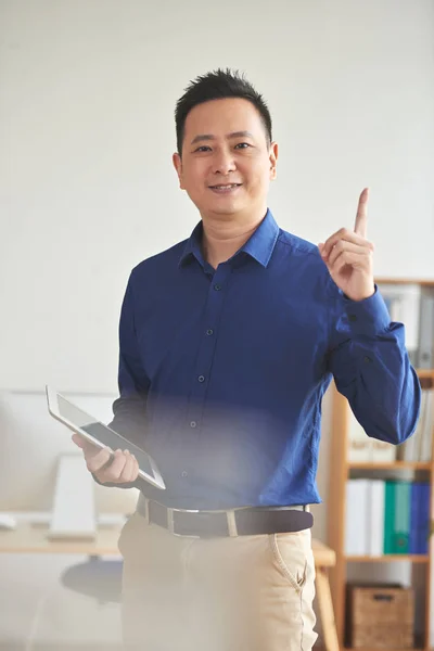 Retrato Sorridente Asiático Empresário Subindo Dedo Para Cima — Fotografia de Stock