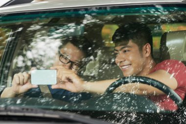 İzleyen arkadaşlar araba ile seyahat ederken smartphone ekranda göster