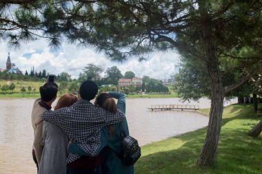 Mükemmel selfie, yapmak sarılma arkadan görüntüle