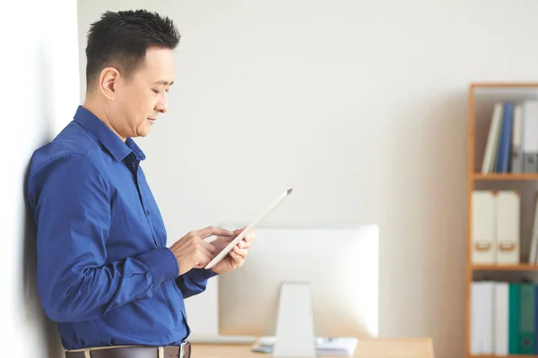 Hombre Negocios Asiático Apoyado Pared Leyendo Información Sobre Tableta Digital — Foto de Stock