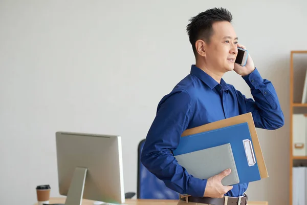 Empresario Singapurense Con Muchas Carpetas Manos Llamando Cliente — Foto de Stock