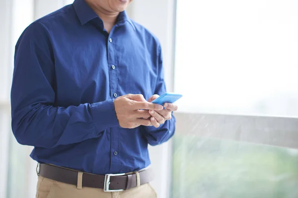 Cropped Image Business Executive Standing Window Texting — Stock Photo, Image