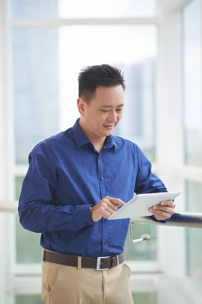 Portrait Asian Businessman Using Digital Tablet — Stock Photo, Image