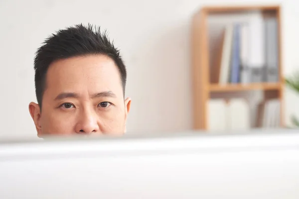 Лицо Азиатского Бизнесмена Читающего Информацию Экране Компьютера — стоковое фото