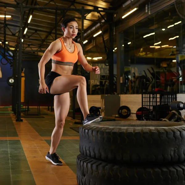 Asiática Jovem Mulher Exercitando Pneu Moderno Centro Fitness — Fotografia de Stock