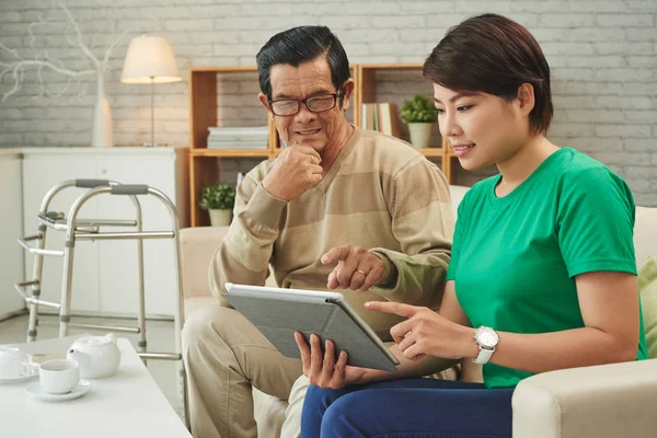 Mulher Asiática Sentada Sofá Com Homem Sênior Usando Tablet — Fotografia de Stock