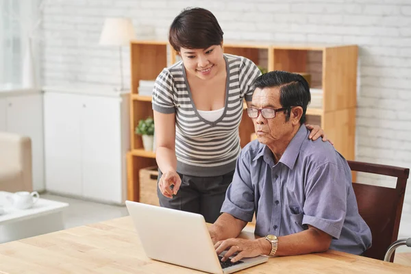 Aziatische Vrouw Met Senior Man Met Behulp Van Laptop Aan — Stockfoto