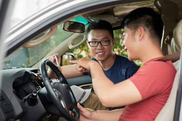 Vietnamesiska Unga Män Väljer Rutt Smartphone Applikation — Stockfoto