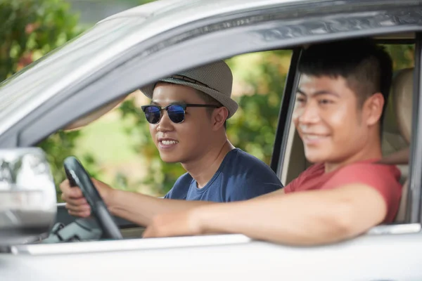 Asiatico Giovane Cappello Occhiali Sole Viaggio Auto Con Amico — Foto Stock