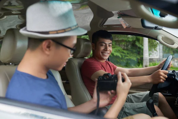 Asijské Pohledný Mladý Muž Pózuje Pro Fotografie Své Nové Auto — Stock fotografie