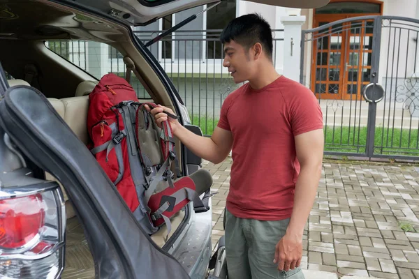 Вьетнамский Юноша Вытаскивает Рюкзак Багажника Машины — стоковое фото