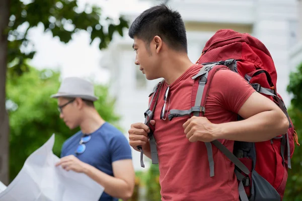 Young Travelers Huge Backpack Map — Stock Photo, Image