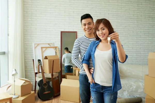 Heureux Jeune Couple Vietnamien Dans Leur Nouvel Appartement — Photo