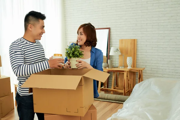 Sorrindo Casal Asiático Levando Pertences Fora Caixas — Fotografia de Stock