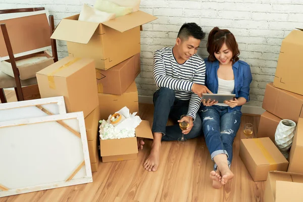 Cheerful Couple Sitting Cardboard Boxes New Apartment — Stock Photo, Image