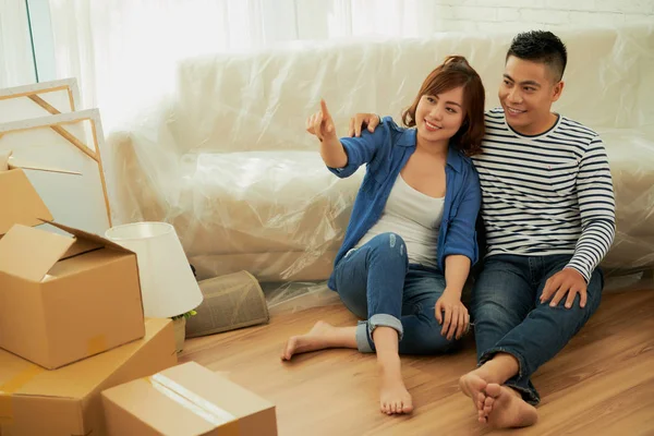 Sorrindo Casal Asiático Discutindo Como Eles Vão Projetar Novo Apartamento — Fotografia de Stock