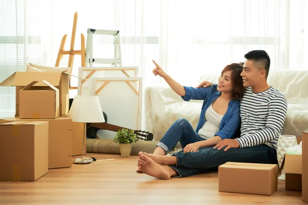 Young Dreamy Asian Couple Sitting Floor Moving New Apartment — Stock Photo, Image