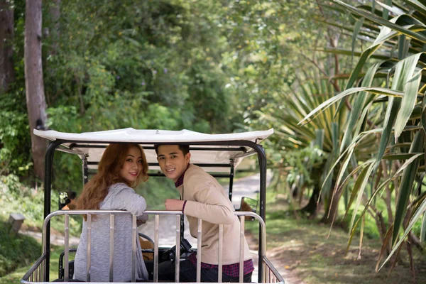 越南青年夫妇在人力车探索公园 — 图库照片