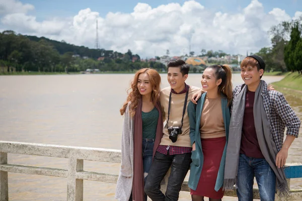 Junge Vietnamesische Reisende Umarmen Die Auf Einer Flussbrücke Stehen — Stockfoto
