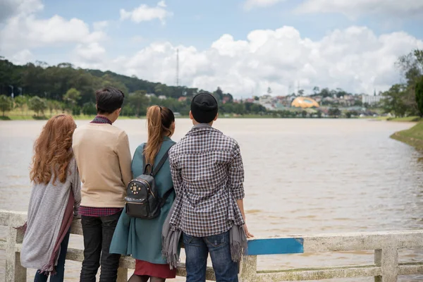 Groupe Jeunes Debout Sur Pont Regardant Rivière — Photo