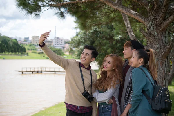 Selfie は屋外を取って元気な友人のグループ — ストック写真