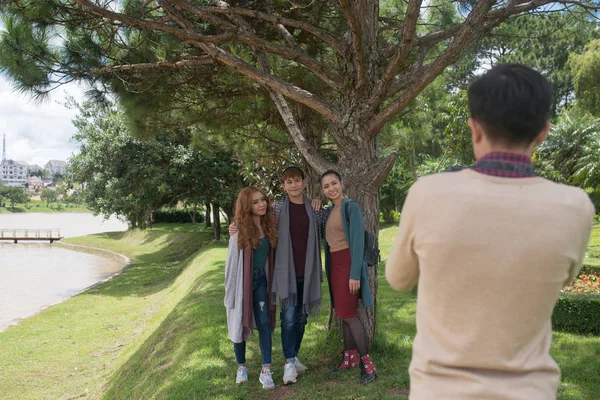 Junger Mann Fotografiert Seine Freunde See — Stockfoto