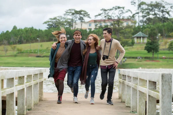 Gelukkige Vietnamese Mensen Lopen Buiten Samen Lachen — Stockfoto