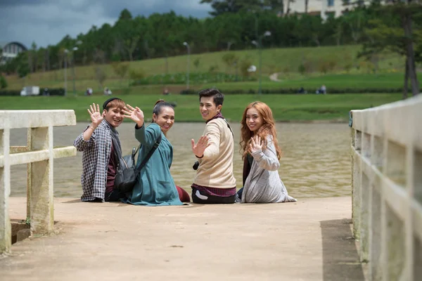 Jovens Vietnamitas Felizes Sentados Cais Rio Olhando Para Câmera — Fotografia de Stock