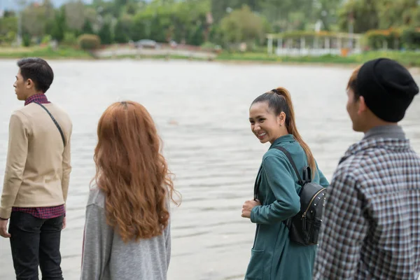 越南女孩和她的朋友们沿河岸散步 — 图库照片