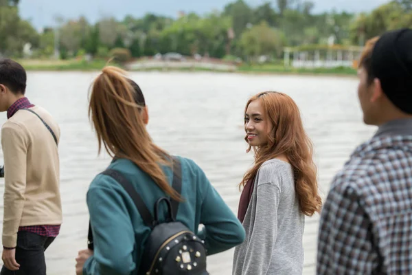 Mooi Aziatisch Meisje Lopen Met Vrienden Langs Rivier — Stockfoto