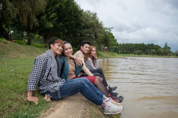 Twee Vietnamese Koppels Tijd Doorbrengen Aan Rivier — Stockfoto